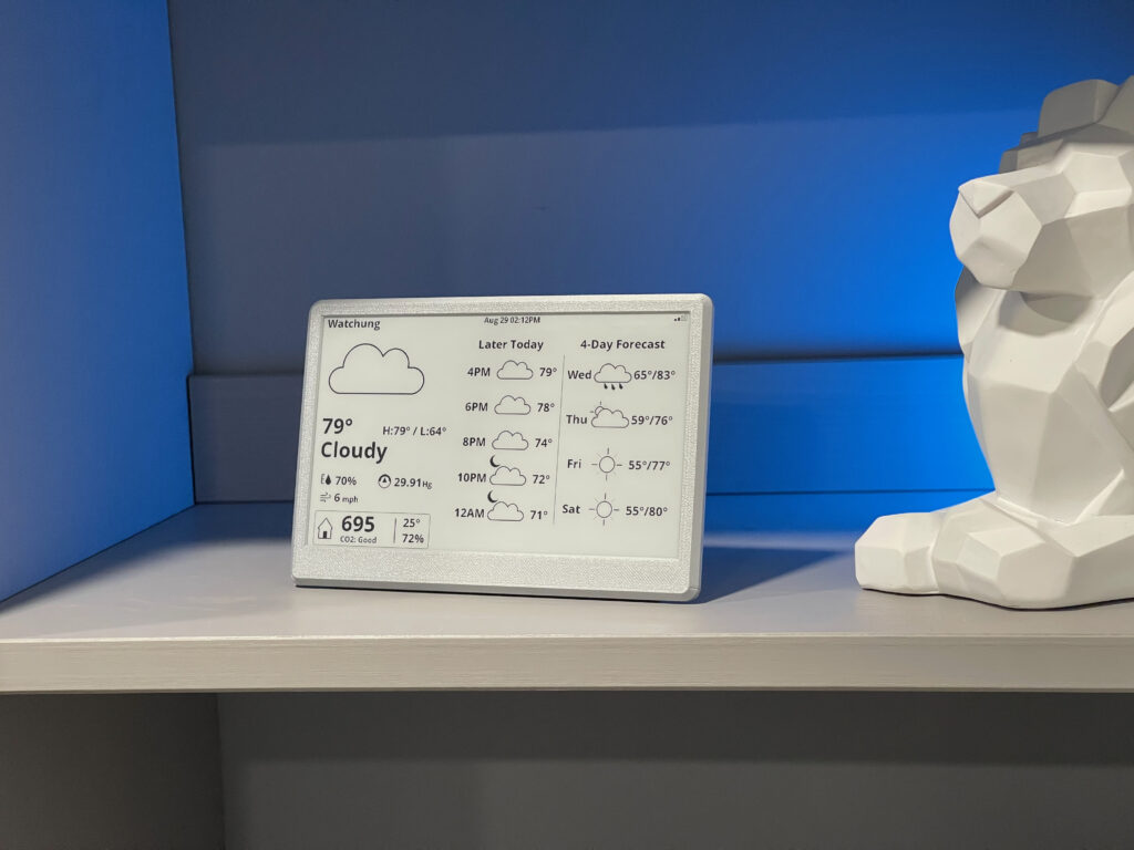 UkieLab 7.5″ Wi-Fi weather station showing today’s weather and a 4-day forecast on a shelf