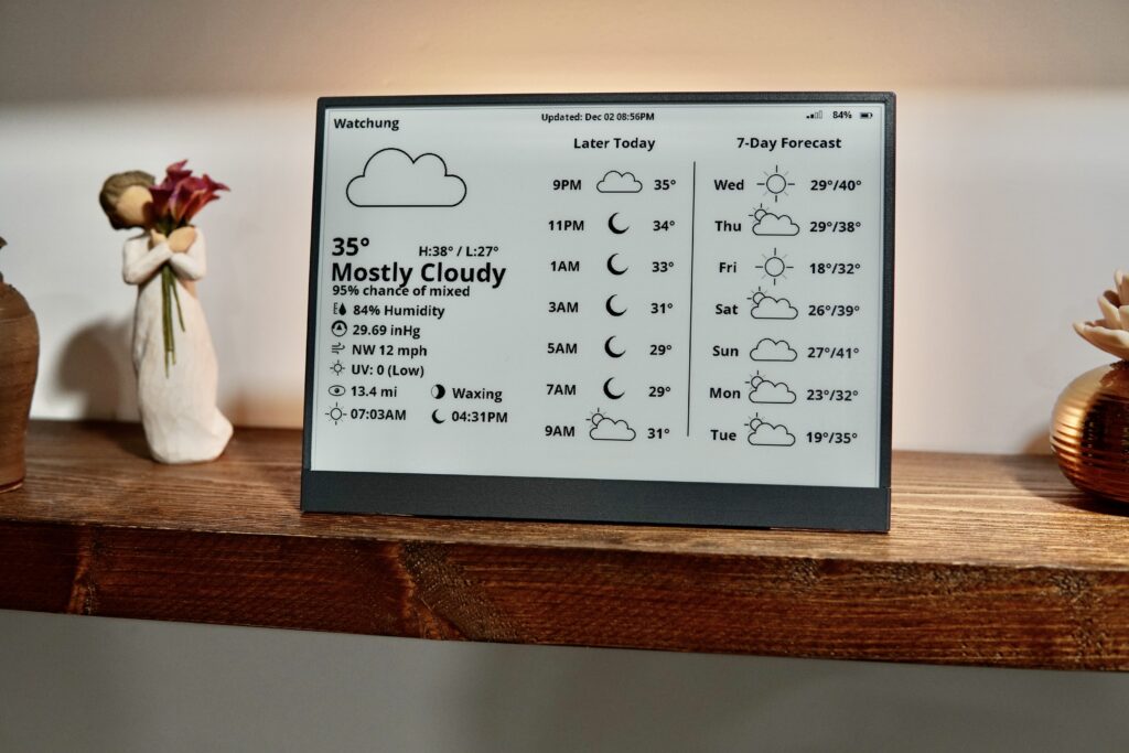 UkieLab 10.2″ e-ink weather station showing the weekly forecast on a wooden shelf